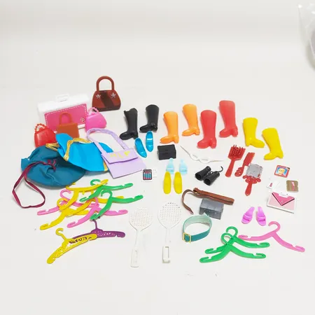 Diverse Barbieaccessoarer, skor, stövlar, väskor, borstar med mera, använt skick defekter förekommer