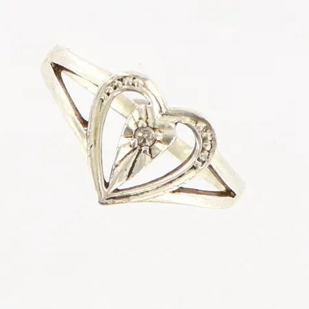 Ring hjärta stl:14 bredd framtill 9mm, något skev,  silver 925/1000  Vikt: 1 g