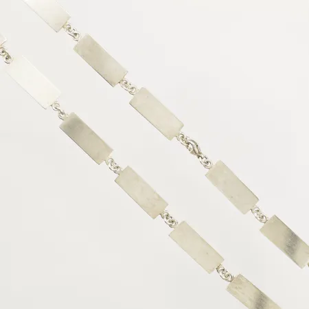 Collier med plattor längd 49cm, bredd 10,1mm Ronneby Konsthantverk År 2000 925/1000 Silver Vikt: 60,5 g