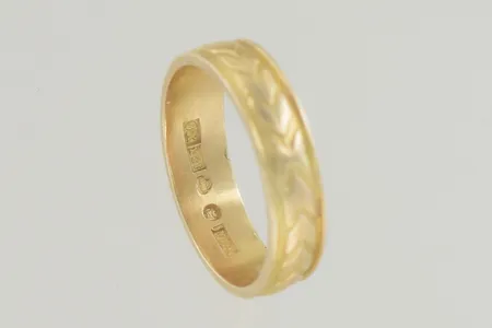 Ring stl:19 bredd 5 mm 18K Vikt: 6,2 g