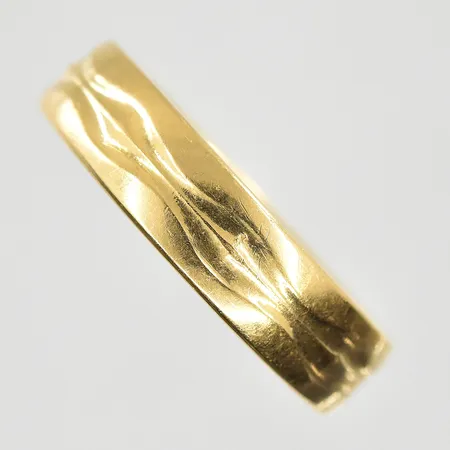 Ring stl 17¾ bredd 5 mm, gravyr, 18K. Vikt: 5,3 g