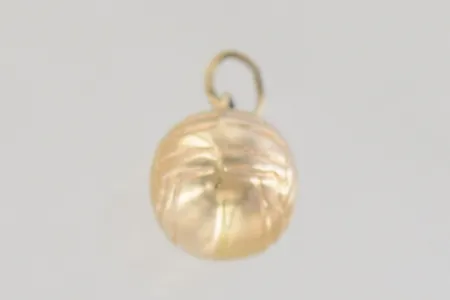 Hänge kula längd 1,5 cm bredd 1 cm 18K  Vikt: 1,3 g