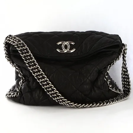 Väska Chanel Chain Around Hobo Bag, svart quiltat lammskinn med silverfärgade beslag, från 2010/2011, 30x25x15cm, bruksslitage, litet hål i läder undertill, kraftigt fläckig insida, parfymdoft, med originalbox. 