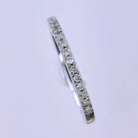 Ring med diamanter 15x0,01ct Guldfynd stl:17, bredd 2 mm Vitguld 18K. Vikt: 2,6 g