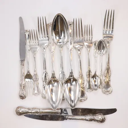 Diverse silverbestick, 6 Gafflar, 2 teskedar, 3 dessertskedar, 3 kaffeskedar, 3 matskedar, 3 knivar handtag i silver (blad i rostfritt stål), modell Prins Albert, silver Vikt: 728,3 g