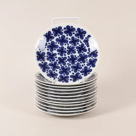 Tolv assietter Mon Amie, Marianne Westman för Rörstrand, porslin, formgiven 1952, 60-tal, Ø 17,5cm, en kantstött undertill, bruksskick. Vikt: 0 g Skickas med postpaket.