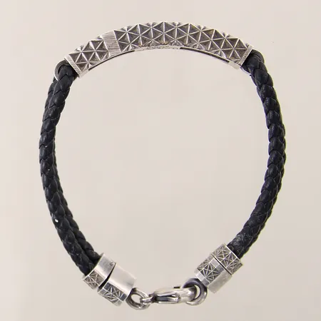 Armband med dekor samt svarta stenar längd 21cm bredd 6,4mm läderband silver 925/1000 bruttovikt: 23,7g Vikt: 0 g
