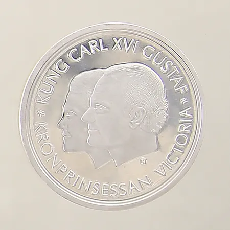 Jubileumsmynt 200 kronor Kung Carl XVI Gustaf Kronprinsessan Victoria Ø36mm år 2000 faktablad etui silver 925/1000 Vikt: 27,2 g