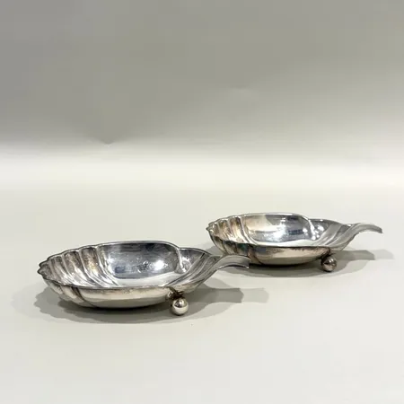 Ett par snäckformade smörfat på fot GAB 13x8mm silver 830/1000 Vikt: 126 g