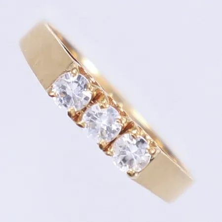 Ring med tre vita slipade stenar Bengt Hallberg Köping 1966 stl 16¾ bredd 2-3mm 18K Vikt: 2 g