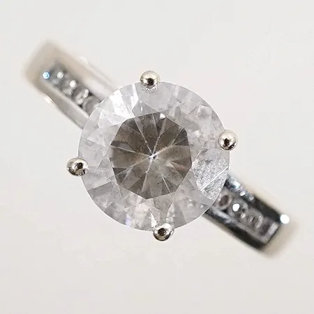 Ring med kvarts. Stl: 18mm. Bredd: 2.5-- 9mm. Vitguld 18k gravyr Vikt: 5 g