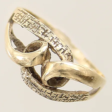 Ring med genombruten dekor stl:17 bredd 1,8-9,5mm skev skena 8K  Vikt: 2,6 g