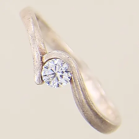 Ring med vita stenar stl:19 bredd 2,2-6,1mm silver 925/1000 Vikt: 2,2 g