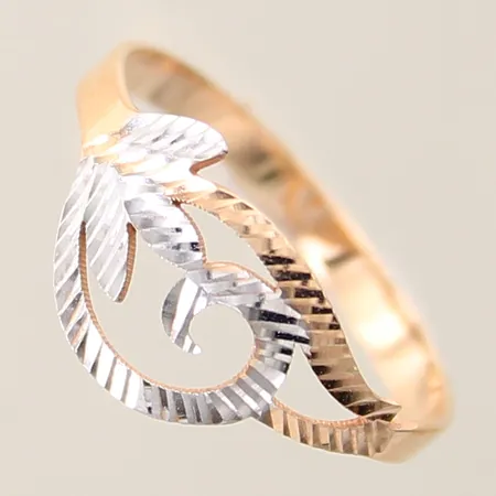 Ring med dekor stl 16¾ bredd 2-9mm 14K  Vikt: 1 g