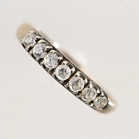 Ring med vita stenar stl 16¾ bredd 2-3,5mm 14k Vikt: 2,6 g