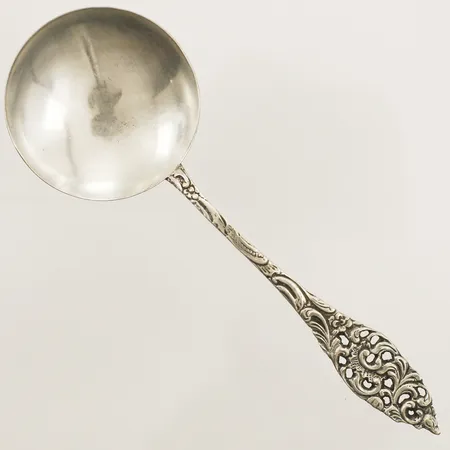 Serveringssked med handtag i rokokostil, längd ca 15,5cm Hultman A/B J L år 1950 Silver 830/1000 Vikt: 27,8 g