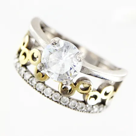 Ring stl16½ bredd 2-11mm, vita stenar, delvist förgylld, slitage på förgyllning, silver 925/1000. Vikt: 4 g