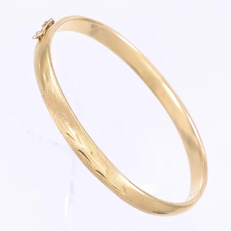 Armring graverad dekor 65x55mm, bredd 7mm, öppningsbar, 18K Vikt: 16,9 g