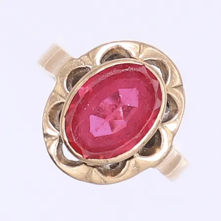 Ring med röd sten stl:16¼, bredd 2-15mm, slitage, 14K Bruttovikt: 4,1g Vikt: 4,1 g
