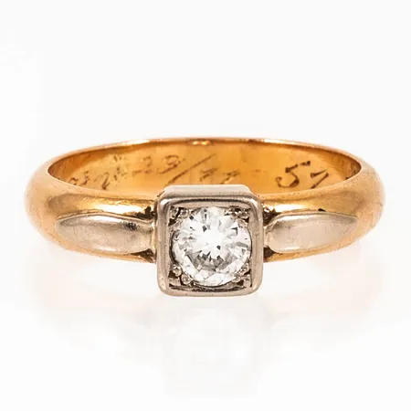 Ring med en briljantslipad diamant ca 0,40ct ca W(H)/si stl:18 bredd 3,5-6mm, gravyr, 18K 4,7g.