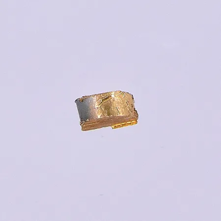 Bit guld. 23K. Vikt: 0,1 g