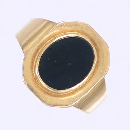 Ring med svart sten (troligen onyx) Bernhard Hertz AB Stockholm 1918 stl 17¾ bredd 3-15mm skev skena gravyr Elin 18K Vikt: 3,5 g