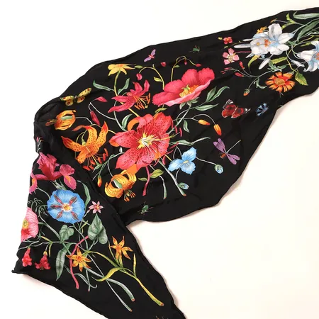 Scarf/sjal Gucci Flora 100% siden, längd ca 110cm, bredd på bredaste stället ca 38cm