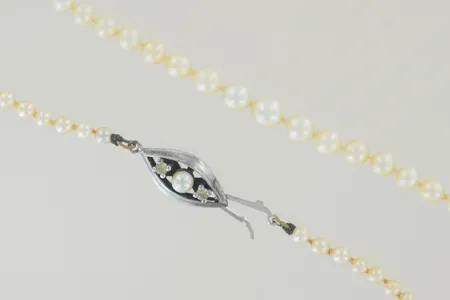 Pärlhalsband syntetiska längd 47 cm bredd 4-6 mm, silverlås