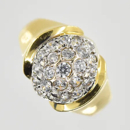 Ring med vita stenar stl 17½, bredd 4-12 mm, 18K. Vikt: 5,3 g