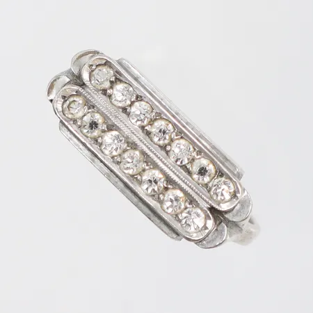 Ring med vita stenar, stl:18, bredd 2-8mm, 830/1000 silver Vikt: 3,8 g