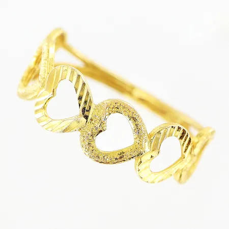 Ring med hjärtan stl:16½, bredd 1,5-6mm, något skev, 21K Vikt: 1,5 g