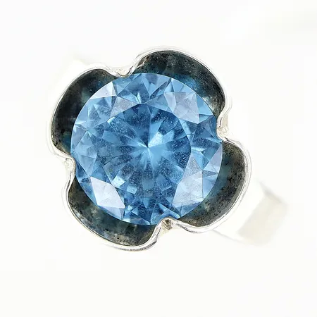 Ring med blå sten justerbar storlek, 925/1000 silver Vikt: 4,1 g