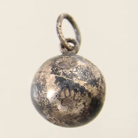 Hänge kula med hund tassar 20x14mm silver  Vikt: 4,8 g