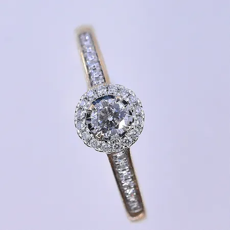 Ring med diamanter 1x0,23ct ca30x0,005ct Guldfynd stl:19½, bredd 2-7 mm 18K. Vikt: 3,5 g