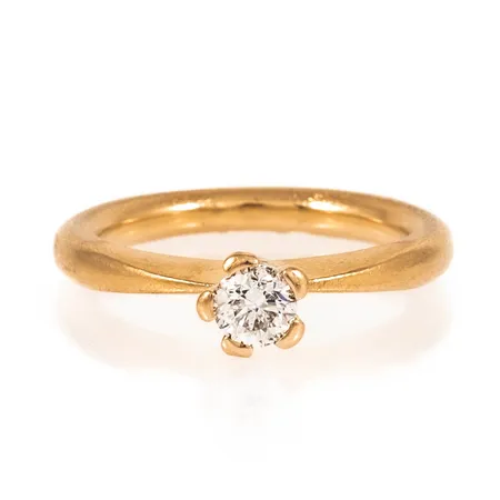 Ring "Sessan" Sandberg Sweden med en briljantslipad diamant 0,40ct ca Tw(G)/vs stl:17 bredd 2,8-5,8mm, 18K 6,3g.