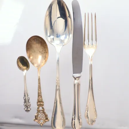 59 skedar, 25 gafflar,  silver 2949gr netto 23 knivar 1076gr brutto totalvikt 4025gr brutto Vikt: 4025 g