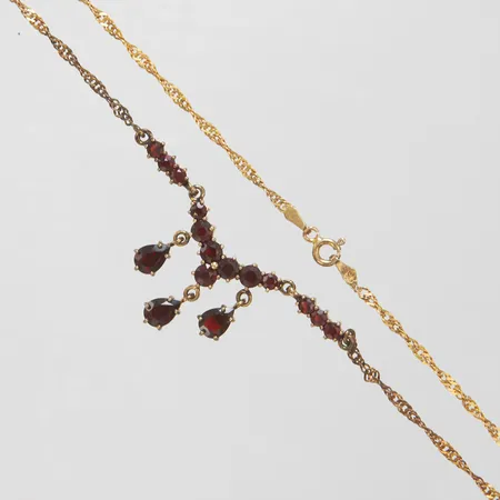Collier med granater längd 40,5cm, bredd 2-20mm, förgyllt silver 925/1000 Vikt: 7,1 g