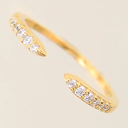 Ring med vita stenar stl:16½ bredd 1-2,2mm förgylld silver 925/1000 Vikt: 1,2 g