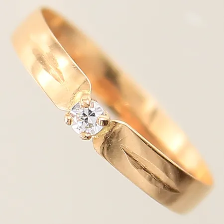 Ring med vit sten stl:17½ bredd 3,1mm 18K Vikt: 1 g
