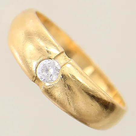 Ring med vit sten stl:17¾ bredd 2,7mm repig 18K  Vikt: 3,4 g