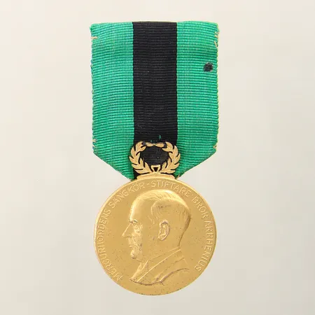 Medalj Mercuriiordens sångkör Bror Arrhenius Ø34mm tygband personlig gravyr förgylld silver 830/1000 Vikt: 22,5 g