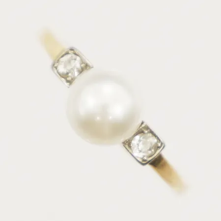 Ring med diamanter 2 x ca 0,03ct pärla Ø7mm, 17¼, bredd 1,5-7mm, Rohlins Fabrik & Handel Täby år 1962, 18K. Vikt: 2,9 g