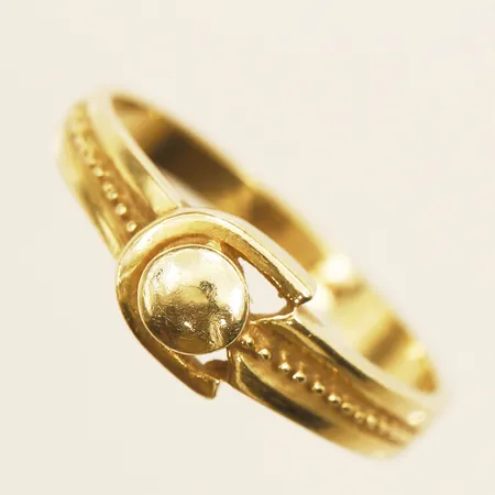Ring med dekor stl:18 bredd 2,6-6,8mm 14K  Vikt: 2,8 g