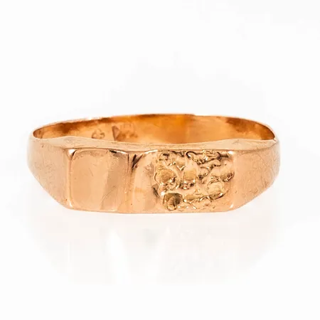 Klackring stl:17½ bredd 2,5-5mm, något ojämn, 18K 1,3g.