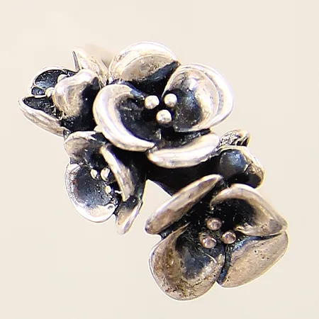 Ring med blomdekor GHA stl:17 bredd 2,7-14,5mm silver 925/1000 Vikt: 6,6 g
