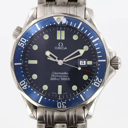 Herrur Omega Seamaster Professional, Golden Eye, stål, quartz, Ø 42mm, ref 25418000, serienr 57751028, datum, sekundvisare, länk ca 17,5cm, viklås, med garantikort från Huke Malmö 2002, med sliten originalbox, slitage/färgbortfall på bezel. 