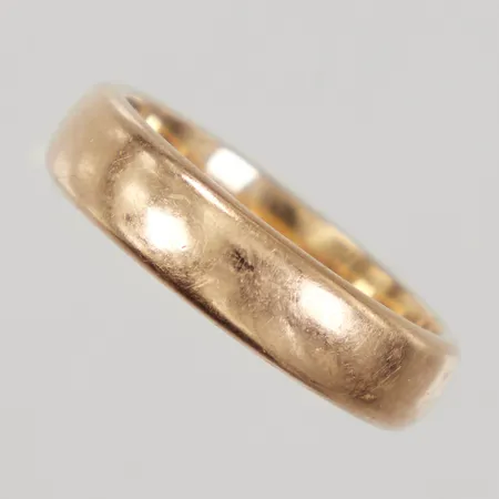 Ring slät stl:17½, bredd 5mm, gravyr, 18K Vikt: 7,4 g