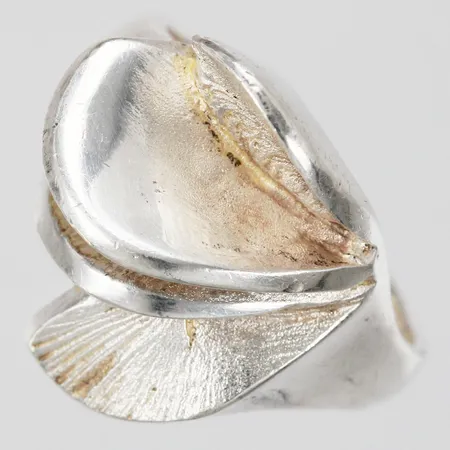 Ring Matti J Hyvärine saknar årsstämpel, stl: 18, bredd ca 3-15mm, silver Vikt: 8,4 g
