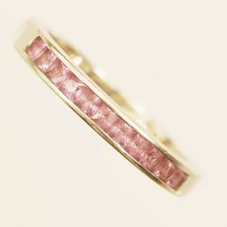 Ring med troligen syntetiska rosa safirer stl:18½ bredd 2,9mm vitguld gravyr 18K Vikt: 4,5 g