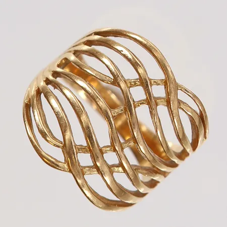 Ring med dekor stl 17¼, bredd ca 3-17mm, repig, ostämplat, 18K Vikt: 5,8 g